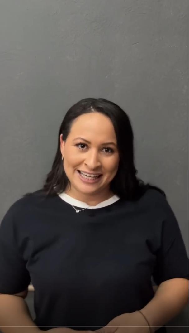 Video de uma mulher em frente a uma parede cinza contando testemunho